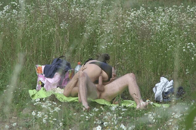 Outdoor Spanner Sexbild zeigt fickendes Paar im Grünen