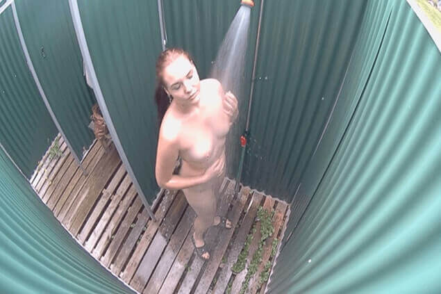 Privates Spanner Foto zeigt nacktes Mädchen beim Duschen im Freibad